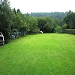 Peaceful Garden Home, Сasa de vacaciones Chevron