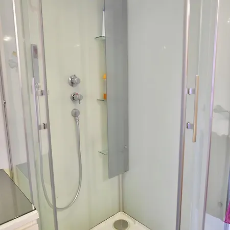 Peaceful Garden Home, Chevron